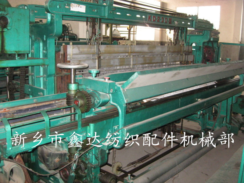 Double shuttle fur loom