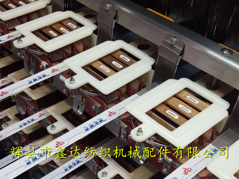 Multi-layer shuttle box assembly of tie loom