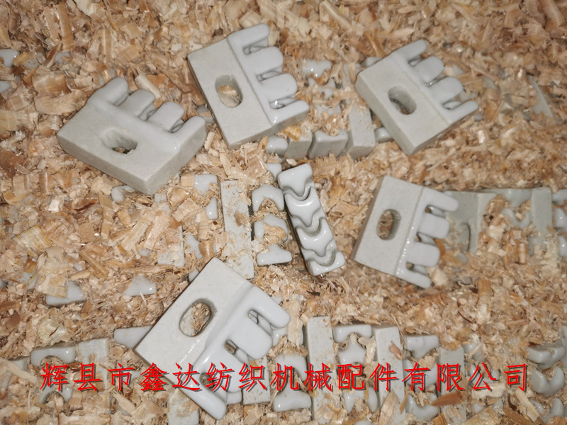Textile porcelain parts with 3 teeth comb